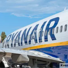 Samolot Ryanair z widocznymi oknami i napisem. Szukasz zniżki na loty?