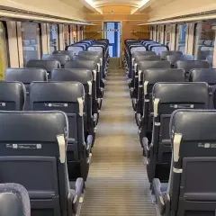 Puste siedzenia w wagonie tlk pierwsza klasa. Komfortowe fotele czekają na pasażerów.