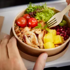 Smaczne posiłki w klasie ekonomicznej Lufthansa: kurczak, ryż, pomidorki, granat i mango.