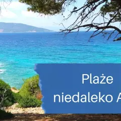 Piękne plaże niedaleko Aten, z turkusową wodą i zielonymi wzgórzami w tle. Idealne miejsce na relaks.