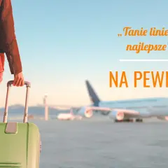 Osoba z walizką na lotnisku, obok samolotu. Czy tanie linie lotnicze w Polsce są najlepsze?
