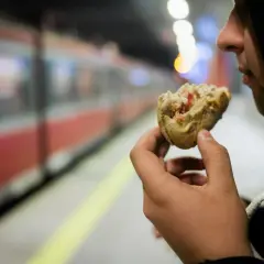 Jak sprawdzić czy w pociągu jest wars i uniknąć głodu w podróży