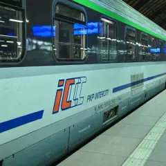 Pociąg PKP Intercity z dostępem do intercity wifi stoi na peronie.