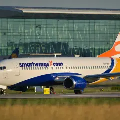 Samolot Smartwings z charakterystycznym logo na ogonie kołuje po płycie lotniska.