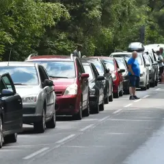 Długi korek samochodów na drodze do Helu, Gdańsk. Kierowcy stoją w upale, czekając na przejazd.