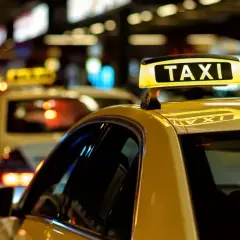 Ile kosztuje taxi z lotniska Chopina na dworzec centralny? Ceny i porady