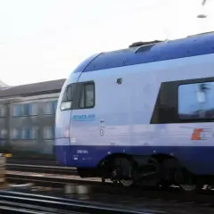 Pędzący pociąg PKP Intercity. Zastanawiasz się, czy można zwrócić bilet na pociąg?