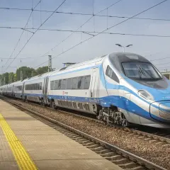 Nowoczesny pociąg Pendolino na torach. Planujesz podróż Kraków - Split? Sprawdź cenę biletu i zarezerwuj już dziś!