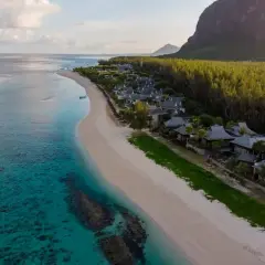 Rajska plaża na Mauritiusie z turkusową wodą i luksusowymi willami. Zastanawiasz się, ile się leci na Mauritius? To podróż marzeń!
