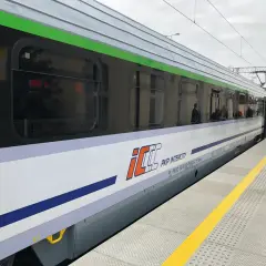 PKP Intercity z logo eic i eip na peronie. Pociąg czeka na pasażerów.