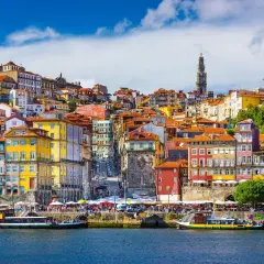 Kolorowe kamienice Porto nad rzeką Douro. Zastanawiasz się, ile się leci do Portugalii, by zobaczyć ten widok?