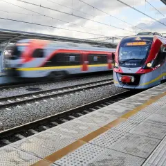 Kto kieruje pociągiem? Poznaj odpowiedzialności maszynisty i kierownika