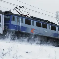 Lokomotywa PKP Intercity w śnieżnej zamieci. Czy TLK i IC to to samo? Nie, IC to wyższy standard.