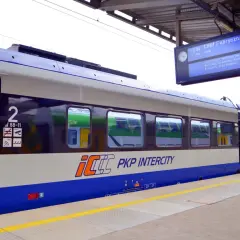 PKP Intercity na dworcu, pociąg do Łodzi Fabrycznej. To jak faktura za bilet internetowy, tylko że na żywo.