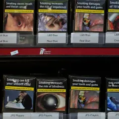 Ceny papierosów w Anglii są wysokie, co widać na zdjęciu z ostrzeżeniami zdrowotnymi na paczkach.