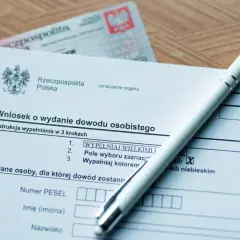 Formularz wniosku o dowód osobisty i długopis. Zastanawiasz się, ile czeka się na dowód? Czas oczekiwania może być różny.