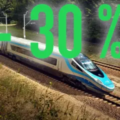 Zniżka 30% na bilet rodzinny PKP! Szybki pociąg Intercity mknie przez malowniczy krajobraz.