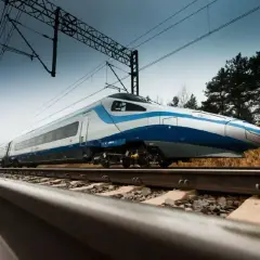 Pendolino pędzi po torach, a pytanie "ile jedzie pendolino" pozostaje otwarte. Pociąg w biało-niebieskich barwach mija suchą trawę i drzewa.