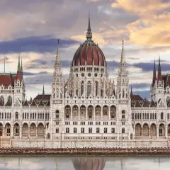 Majestatyczny Parlament Węgier nad Dunajem. To właśnie tutaj, w Budapeszcie, znajduje się ta wspaniała budowla.