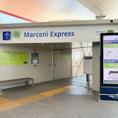 Wejście na Marconi Express na lotnisku w Bolonii. Monorail do centrum miasta i dworca kolejowego.
