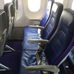 Puste siedzenia w samolocie a321neo Wizzair. Czekają na pasażerów, gotowe do lotu.