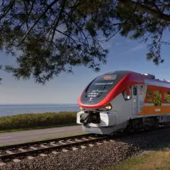 Nowy pociąg Polregio z widokiem na morze. Idealny na wakacyjną podróż z biletem turystycznym.