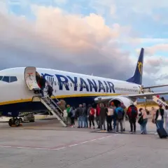Pasażerowie wsiadają do samolotu Ryanair. Zastanawiasz się, jak wydrukować kartę pokładową z aplikacji Ryanair?