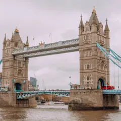 Tower Bridge w Londynie, z czerwonym autobusem. Ciekawe ciekawostki o Londynie czekają na odkrycie!
