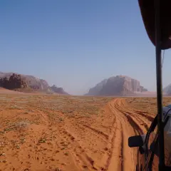 Pustynia Wadi Rum, Jordania. Droga wśród piasków i skał, gdzie żyją beduini.
