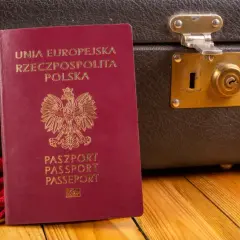 Czerwony paszport RP i walizka. Czy do Czarnogóry potrzebny jest paszport? Tak, jeśli nie jesteś obywatelem UE.