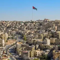 Ile trwa lot do Jordanii? Sprawdź różnice między trasami bezpośrednimi a z przesiadkami