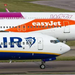 Samoloty linii Ryanair i easyJet stojące obok siebie na płycie lotniska.
