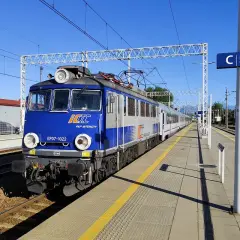 Niebieski pociąg PKP Intercity EP07-1022 na peronie. Może to być początek podróży z Poznania do Zakopanego pkp bezpośrednio.