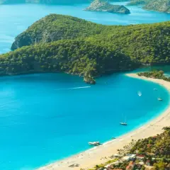 Rajska plaża z turkusową wodą i zielonymi wzgórzami. Idealne miejsce, gdzie w grudniu na wakacje.