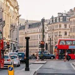 Ile trwa lot z Warszawy do Londynu? Odkryj zaskakujące fakty!