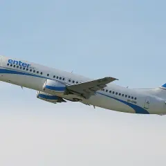 Boeing 737-700 Enter Air wznosi się na błękitne niebo.