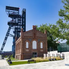 Niedzielny wypad na Śląsk? Zabytkowa wieża szybu kopalnianego i ceglany budynek w otoczeniu zieleni to idealne miejsce na spacer.