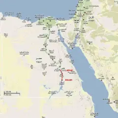 Mapa Egiptu i okolic. Na wschodzie widać Morze Czerwone, a na zachodzie pustynię. Na północy znajduje się Morze Śródziemne. Graniczy z Egiptem Izrael, Jordania i Sudan.