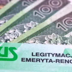 Legitymacja emeryta-rencisty ZUS i banknoty 100 zł. Dokument uprawniający do zniżek na przejazd PKP.