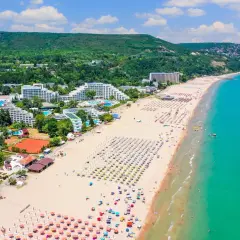 Słoneczna plaża w Złotych Piaskach, Bułgaria. Widok z lotu ptaka na hotele, leżaki i turkusowe morze. Ceny w Bułgarii Złote Piaski zachęcają do wypoczynku.