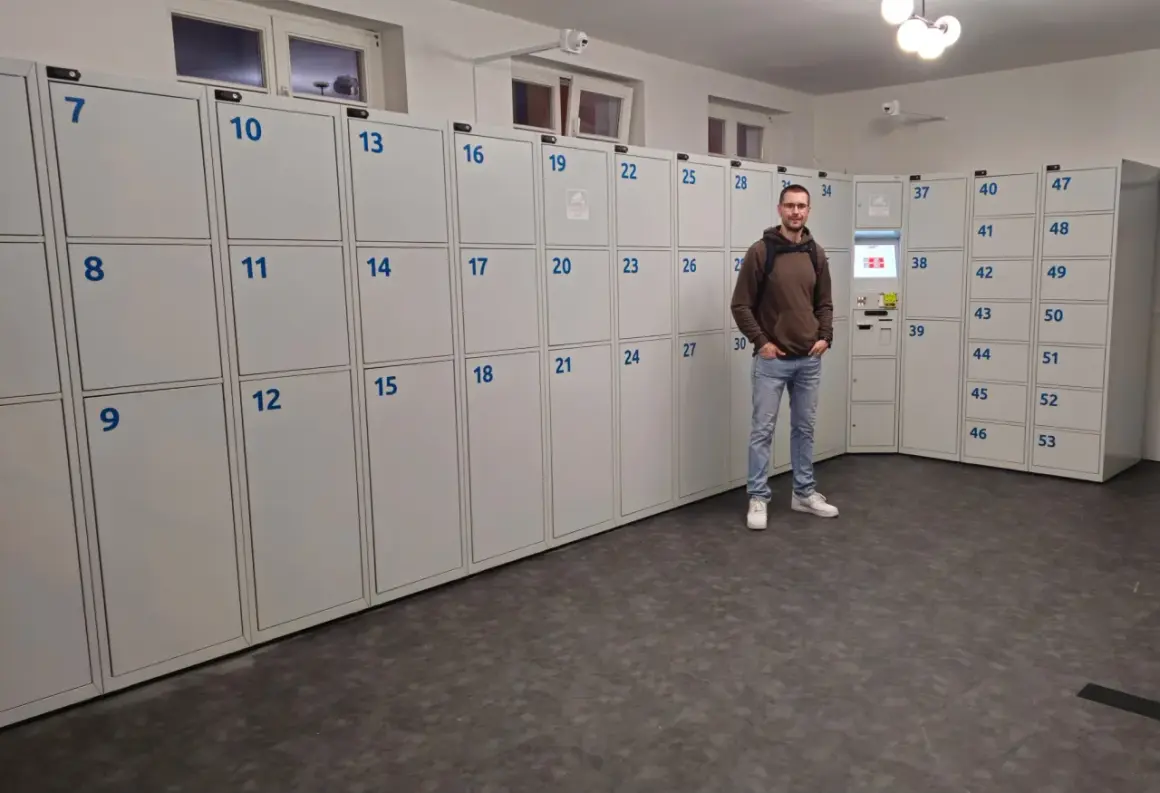 Gdańsk Dworzec Główny: przechowalnia bagażu z numerowanymi szafkami i terminalem płatniczym. Sprawdź cennik przechowalni bagażu.