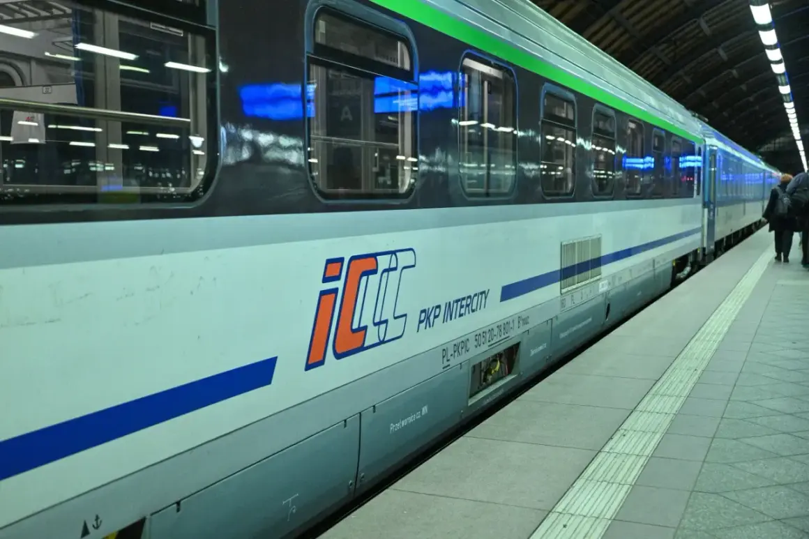 Pociąg PKP Intercity z dostępem do intercity wifi stoi na peronie.