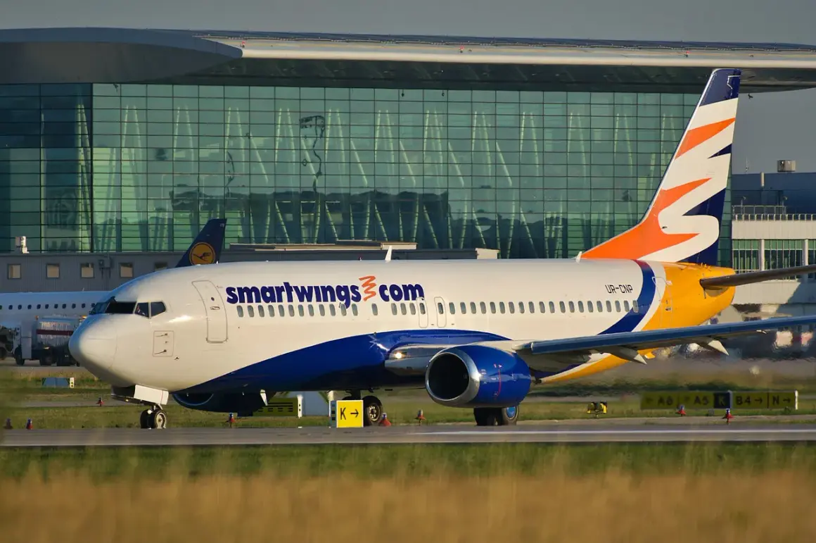 Samolot Smartwings z charakterystycznym logo na ogonie kołuje po płycie lotniska.