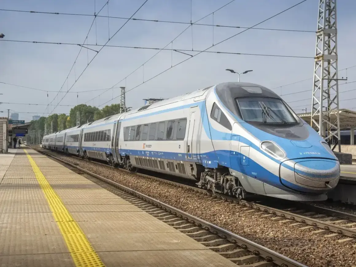 Nowoczesny pociąg Pendolino na torach. Planujesz podróż Kraków - Split? Sprawdź cenę biletu i zarezerwuj już dziś!