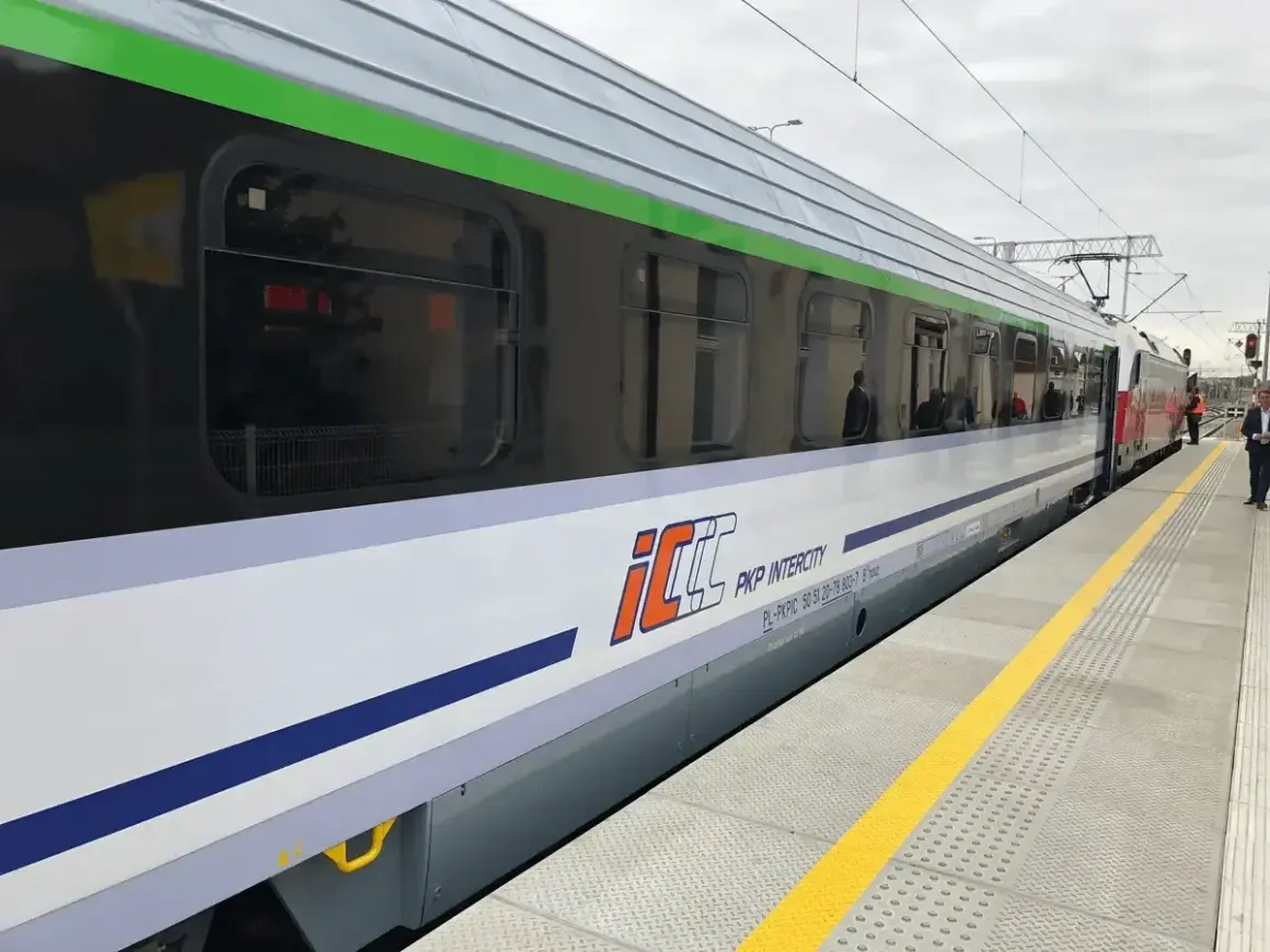 PKP Intercity z logo eic i eip na peronie. Pociąg czeka na pasażerów.