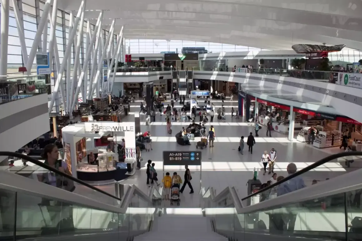 Tętniący życiem terminal lotniska w Budapeszcie. Ludzie spacerują, robią zakupy i czekają na loty wśród nowoczesnej architektury i sklepów.