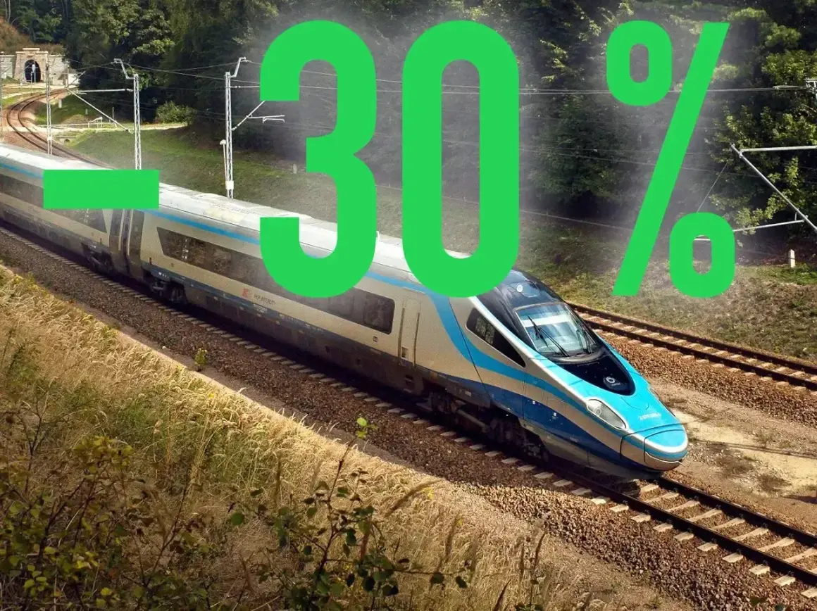Zniżka 30% na bilet rodzinny PKP! Szybki pociąg Intercity mknie przez malowniczy krajobraz.