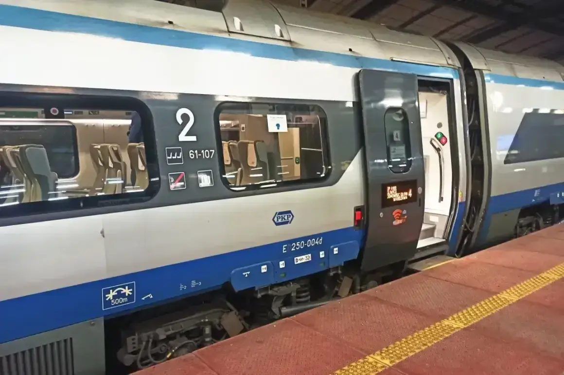 Pociąg PKP na peronie. Z jakim wyprzedzeniem można kupić bilet PKP? Warto sprawdzić wcześniej, by mieć pewność miejsca.