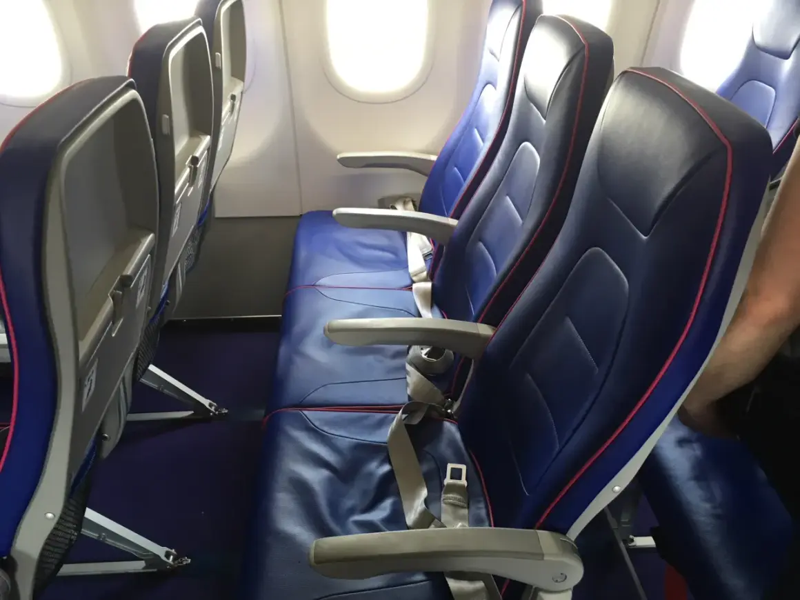 Puste siedzenia w samolocie a321neo Wizzair. Czekają na pasażerów, gotowe do lotu.