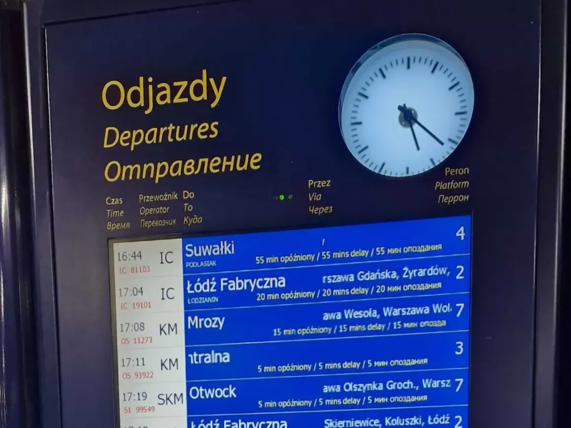 Tablica odjazdów pociągów z informacją o opóźnieniach, wskazująca na utrudnienia w ruchu pociągów. Zegar pokazuje aktualny czas.